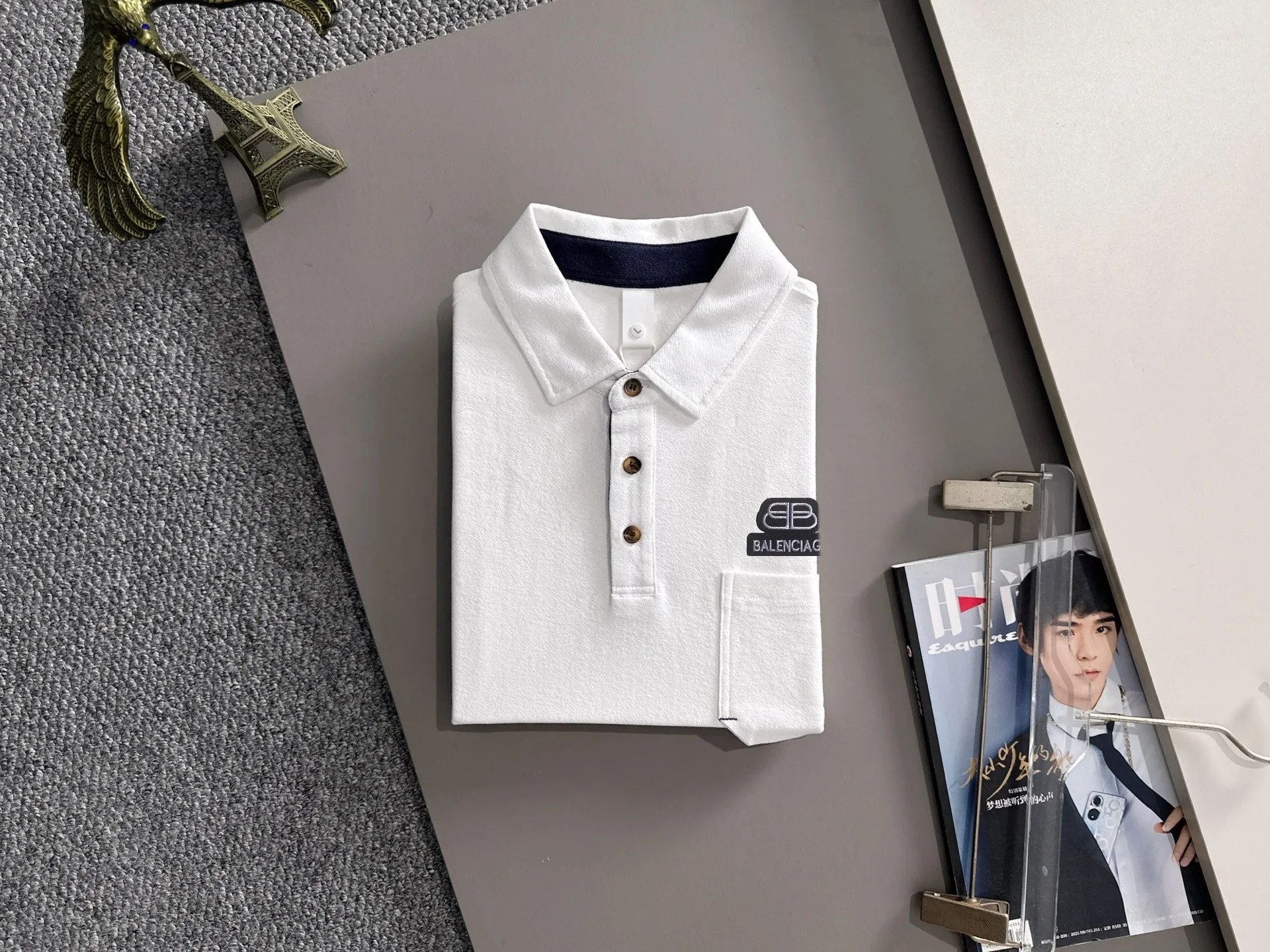Paris High Quality 26ss New Arrival men's short-sleeved T-shirt is made of combed cotton yarn spun cotton fabric, no pressure when entering and exiting the counter. Exclusive control of raw materials. It feels substantial when weighed, and the upper body is more textured than ordinary T-shirts. This texture can handle the weather easily and is suitable for both hot and cold! Designed for a loose fit. Size: M to 4XL